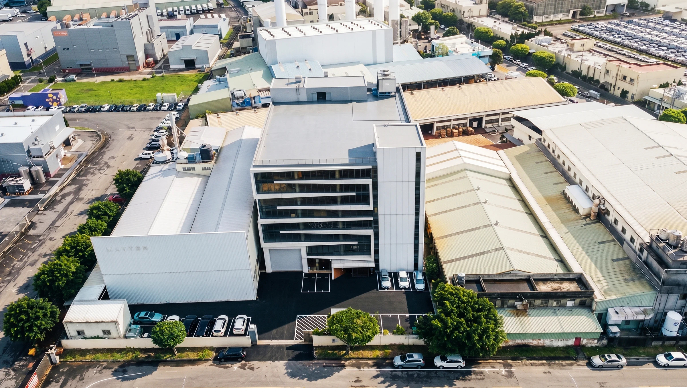 京瀚科技廠辦空拍與周邊廠區及北側廣場關係
